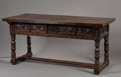 null Table rectangulaire en bois naturel mouluré, tourné et sculpté de rosaces stylisées,...