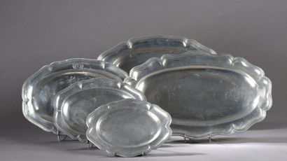 null Cinq plats en étain ovales à contours de taille décroissante.

XVIIIe, XIXe...