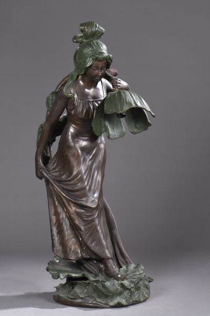 null Important lampadaire en bronze patiné brun et vert figurant une femme tenant...