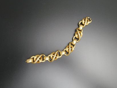 null Bracelet en or jaune 18K à maillons entrelacés unis ou striés attachés par des...
