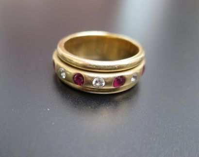 null Bague en or jaune 18K, l'anneau central, serti clos de rubis et diamants taille...