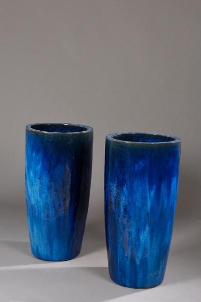 null Paire de grands vases cylindriques en terre cuite vernissée bleu, légèrement...