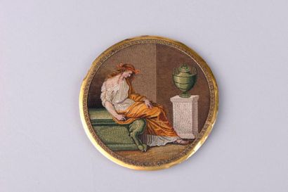 null Micro-mosaïque circulaire représentant une femme assise vêtue à l'antique, cerclée...