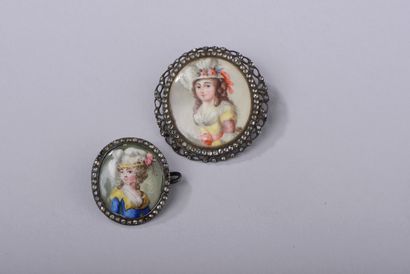 null Deux miniatures circulaires représentant des femmes aux chapeaux montées en...