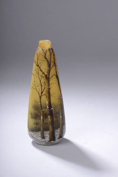 null DAUM NANCY. 

Vase fuselé en verre marmoréen jaune à décor dégagé à l'acide...