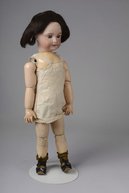 null Une poupée, tête en porcelaine, marquée "SFBJ 301- Paris" sur la nuque, avec...