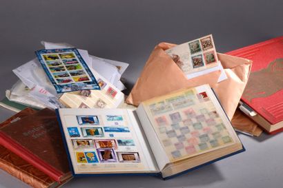 null Un lot de timbres poste modernes soit 4 albums et 3 sacs