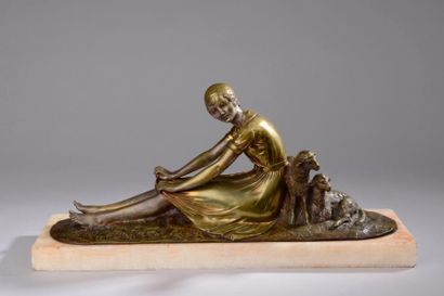 null Joé DESCOMPS (1869-1950).

Bergère.

Bronze anciennement argenté, socle de marbre...