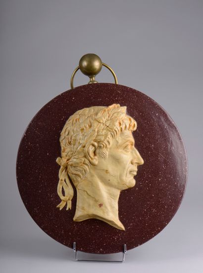 null Grand médaillon circulaire en terre cuite moulée du profil d'un empereur romain,...