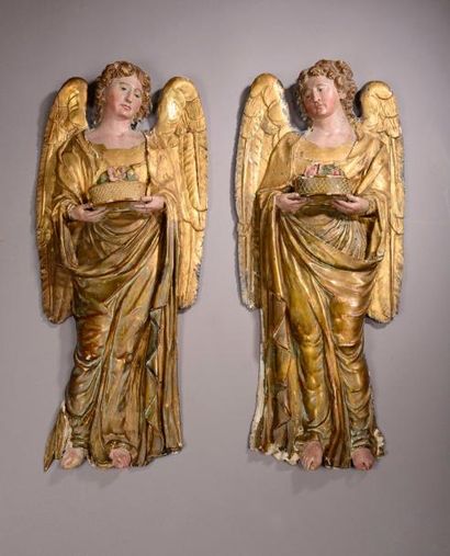null Paire d'anges en tilleul sculpté, laqué et doré (petits manques et accident)....