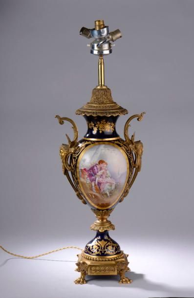 null Vase ovoïde en porcelaine de Paris à décor de scènes galantes dans des médaillons...