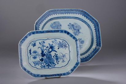 null Deux plats octogonaux en porcelaine de la Compagnie des Indes à décor en bleu...