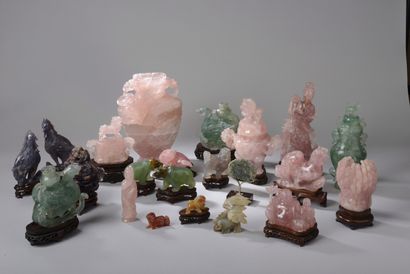 null Ensemble en pierres dures sculptées dont quartz rose, agate, néphrite, améthyste...