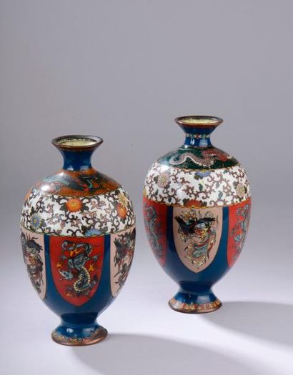 null Paire de vases ovoïdes à col étranglé et décor polychrome en cloisonné de dragons...