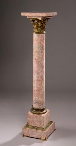 null Colonnette corinthienne en marbre rose, gris et bronze (égrenures). Plateau...