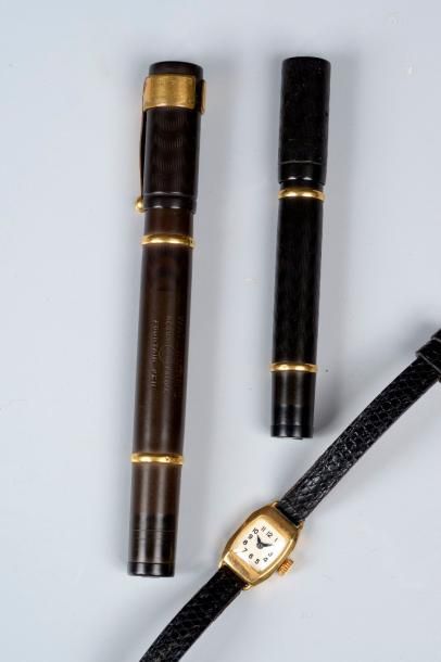 null Ensemble comprenant : 

- deux stylos plume WATERMAN bagués d'or 18K. Long....