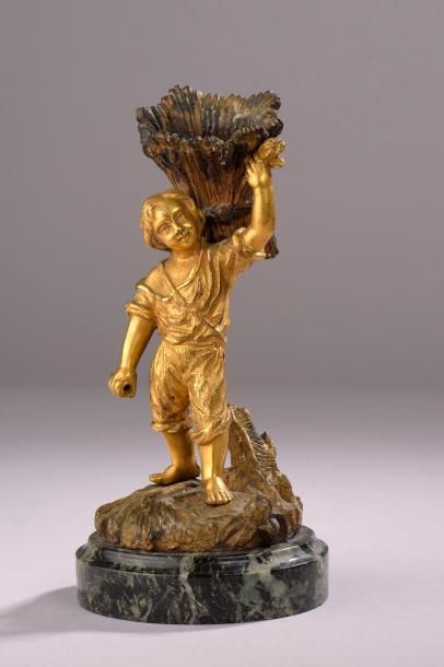 null Pyrogène en bronze doré figurant un petit garçon portant une botte de foin (objet...