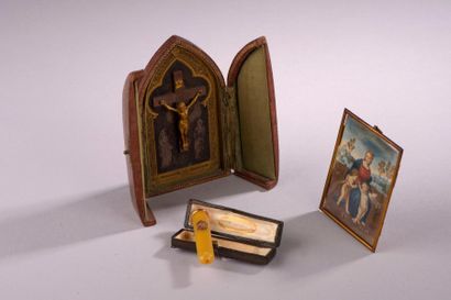 null Ensemble comprenant : 

- une miniature rectangulaire de la Vierge à l'Enfant...