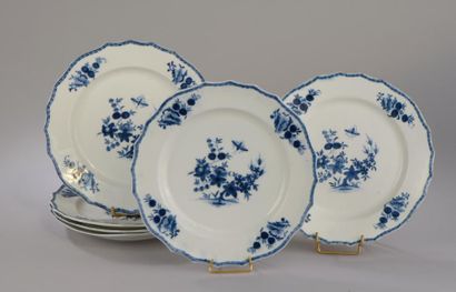 null Suite de six assiettes de forme contournée en porcelaine de Tournai. Elles sont...