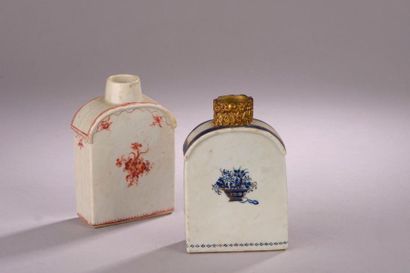 null Deux bouteilles à thé en porcelaine de la Compagnie des Indes ornées de motifs...