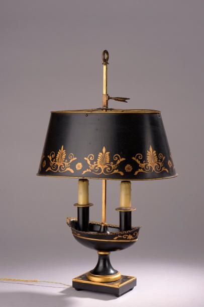 null Lampe bouillote en tôle et métal laqués noir et or.

Fin du XIXe ou début du...