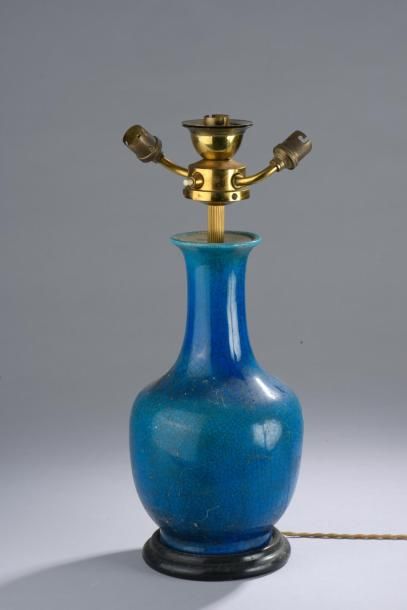 null Vase en faïence bleue craquelée, la panse renflée, le col élancé (monté en lampe).

XXe...