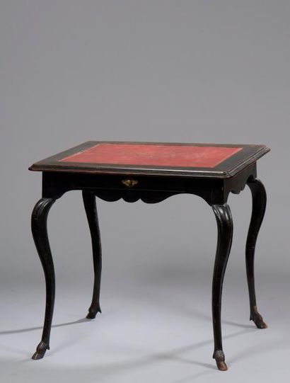 null Petite table à écrire en bois noirci, le plateau foncé de cuir décoré au petit...