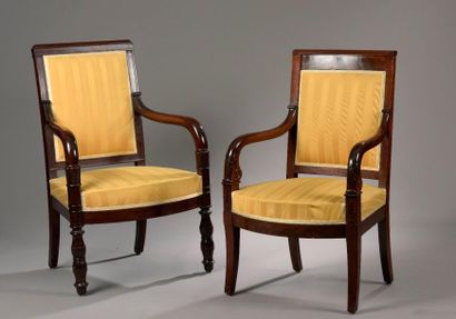 null Deux fauteuils de deux modèles différents en acajou et placage d'acajou, les...