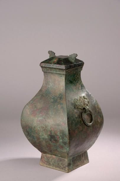 null 

Vase hu en bronze à anses avec masques zoomorphes (couvercle rapporté postérieur,...