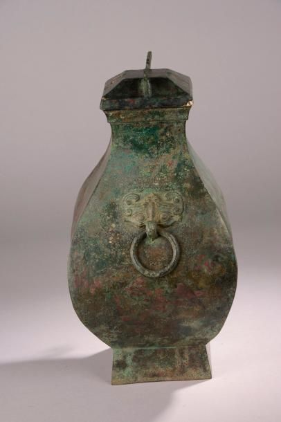 null 

Vase hu en bronze à anses avec masques zoomorphes (couvercle rapporté postérieur,...