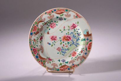 null Assiette en porcelaine de la famille rose émaillée en polychromie d'un rouleau...