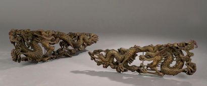 null Deux éléments décoratifs en bois sculpté et laqué à décor de dragons (manques)....