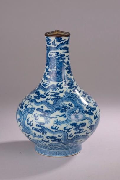 null Vase en porcelaine de forme renflée, le col carpé, orné en bleu de dragons à...