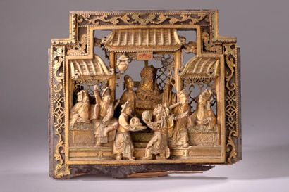 null Panneau de bois sculpté et doré figurant une scène de palais provenant d'un...