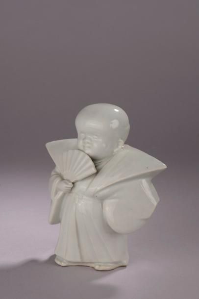 null Enfant à l'éventail en porcelaine blanche. 

Chine, XXe siècle.

Haut. : 18...