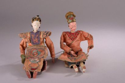 null Deux poupées en bois et métal peints (éclats, restaurations).

Chine, fin du...