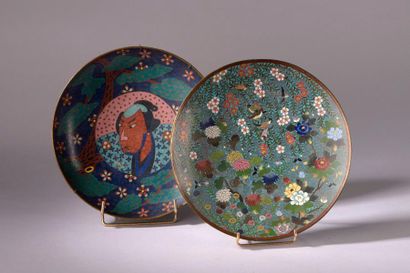 null Deux grandes assiettes en cloisonné, l'une à décor d'un masque et l'autre de...