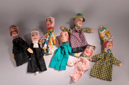 null Lot de sept marionnettes à main en bois sculpté.

Cantal, vers 1960.

