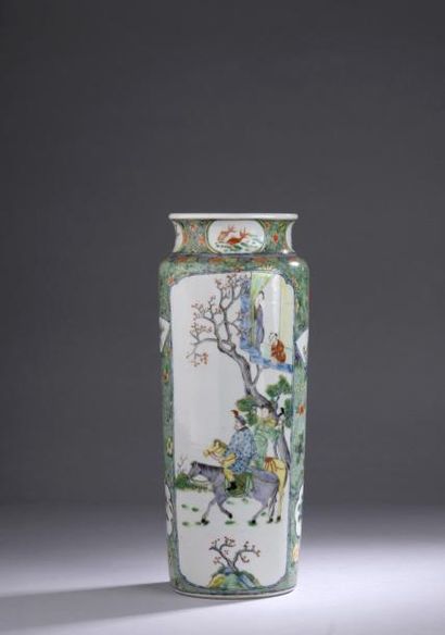 null 

Vase rouleau en porcelaine de la famille verte émaillée d'un décor dans deux...