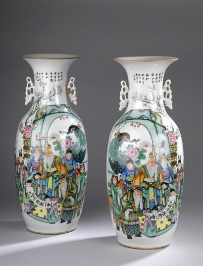 null Paire de grands vases en porcelaine à décor émaillé polychrome de personnages...