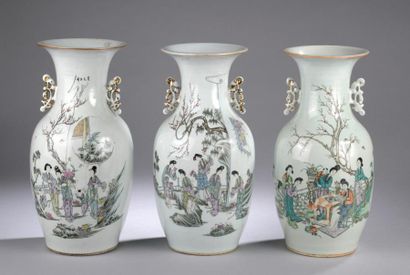 null Suite de trois vases balustre en porcelaine blanche à décor émaillé polychrome...