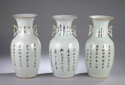null Suite de trois vases balustre en porcelaine blanche à décor émaillé polychrome...