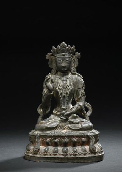 null Statuette de boddhisattva en bronze à traces de laque or, assis en padmasana...