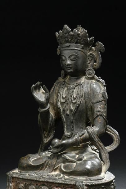 null Statuette de boddhisattva en bronze à traces de laque or, assis en padmasana...