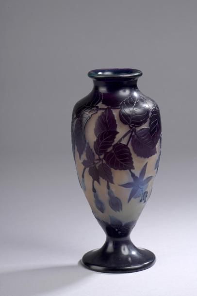 null Vase balustre en verre multicouche gravé à l'acide de fleurs mauves (un défaut...