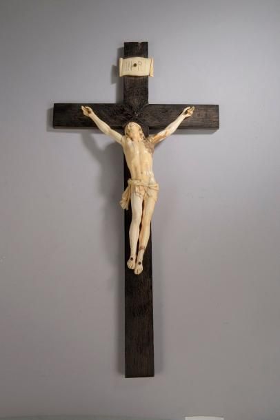 null Crucifix en ivoire d'éléphant sculpté (accidents restaurés, fentes, une jambe...