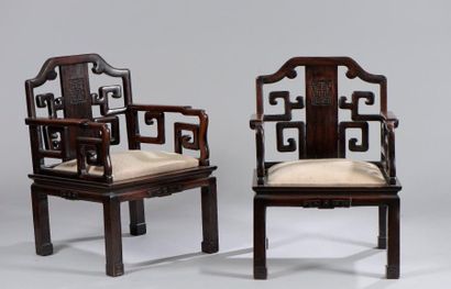 null Paire de fauteuils en bois sculpté noirci ajouré de motifs géométriques (usures...