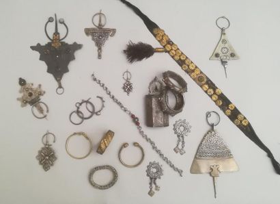 null Lot de bijoux, d'accessoires et d'armes blanches en laiton ou métal argenté.

Afrique...