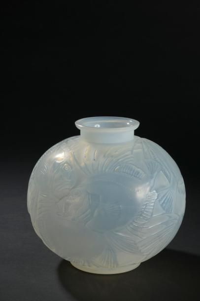 null René LALIQUE (Ay, 1860 - Paris, 1945).

Vase "Poissons" en verre blanc soufflé...