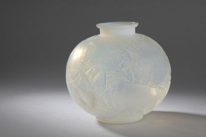 null René LALIQUE (Ay, 1860 - Paris, 1945).

Vase "Poissons" en verre blanc soufflé...